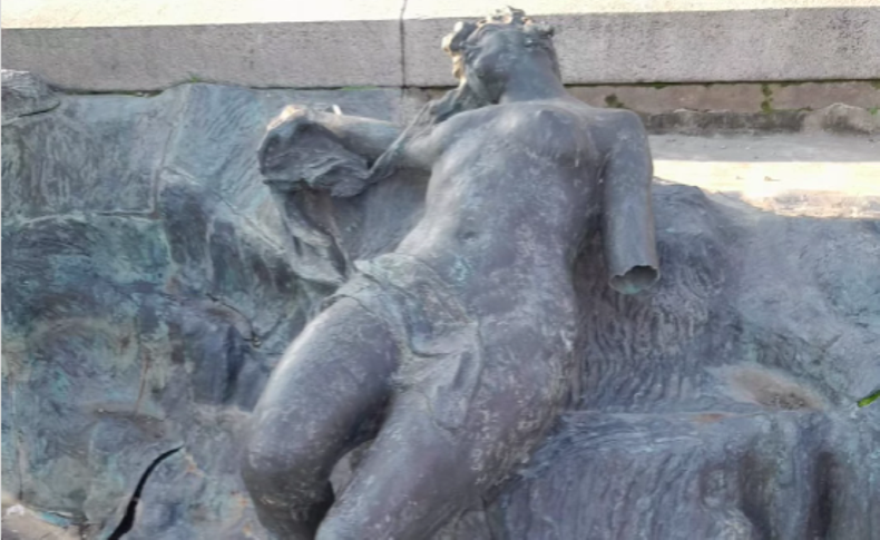 Los vándalos se llevaron piezas de bronce del monumento y destrozaron las estatuas de la escultura.