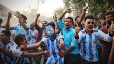 Miles de fanáticos colmaron las calles en Bangladesh para celebrar el triunfo ante Egipto.