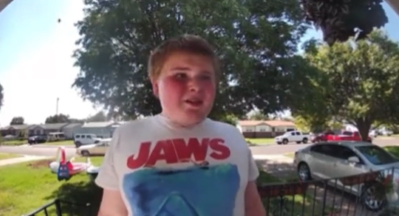 El conmovedor video de un niño que sufre bullying y va casa por casa en busca de amigos