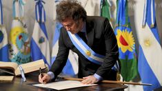 Milei prepara los primeros decretos, tras el Pacto de Mayo.