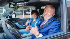 Lula junto a la vicepresidenta ejecutiva de BYD, Stella Li. Lula junto a la vicepresidenta ejecutiva de BYD, Stella Li.