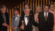 Steven Spielberg, coronado en los Globo de Oro 2023. Le ganó el mano a mano a Avatar de James Cameron. Steven Spielberg, coronado en los Globo de Oro 2023. Le ganó el mano a mano a Avatar de James Cameron.