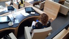 Milena Rosso jugando al candy crush en medio de la sesión. Milena Rosso jugando al candy crush en medio de la sesión.