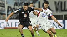 Mariano Bracamonte, de Riestra, pelea por el balón con Luciano Vietto.