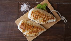 La receta de pechuga de pollo en la freidora de aire fácil y rápida, con un resultado jugoso.&nbsp;