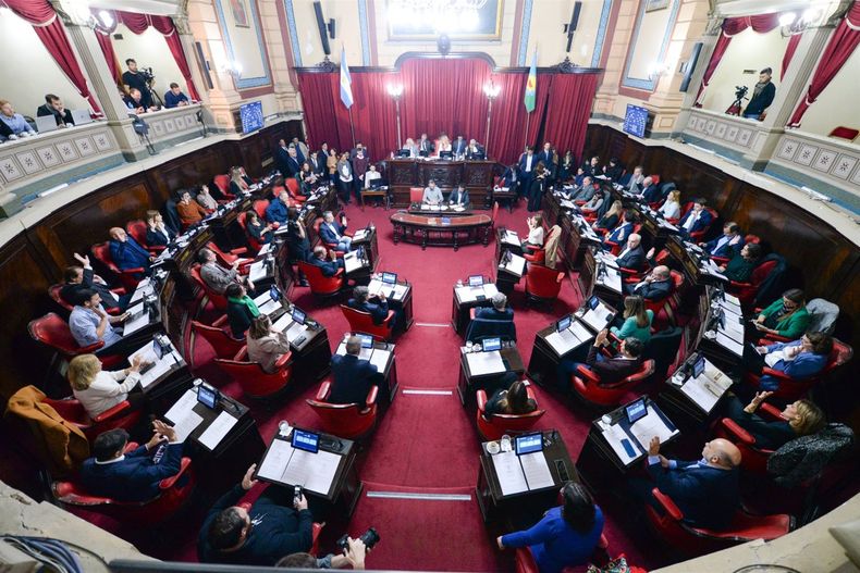 El debate sobre la reelección indefinida de intendentes comienza en el Senado bonaerense.