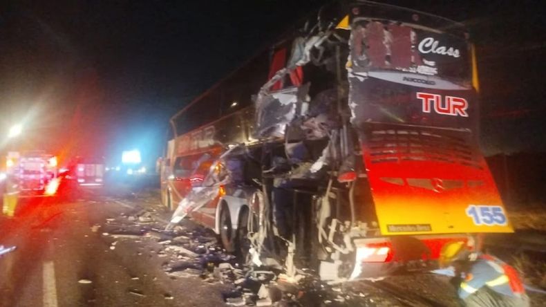 El micro recibió un fuerte impacto de atrás por parte de una camión de remolque.