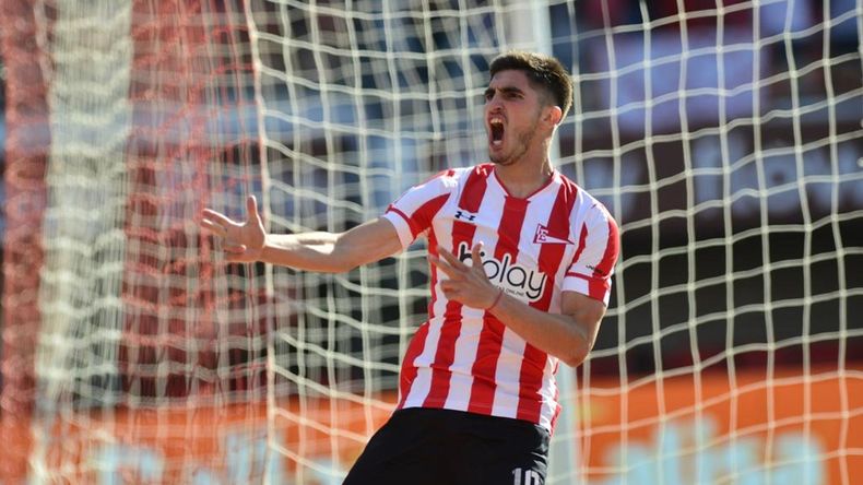 El delantero festejó su golazo.