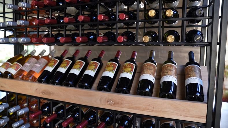 Combina el manejo de las fincas con la producción de vinos de alta gama.