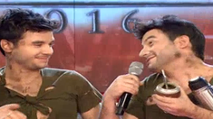 Desopilante imitación a Agustín Casanova: canto en vivo ¡y besos a abuelas! Desopilante imitación a Agustín Casanova: canto en vivo ¡y besos a abuelas!