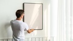 Al retirar el marco dañado de la pintura, descubrió lo que parecía ser una copia en perfectas condiciones de la Declaración de la Independencia de los Estados Unidos.