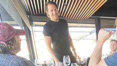 Margot Robbie asisitó con el novio y un grupo de amigos. Margot Robbie asisitó con el novio y un grupo de amigos.