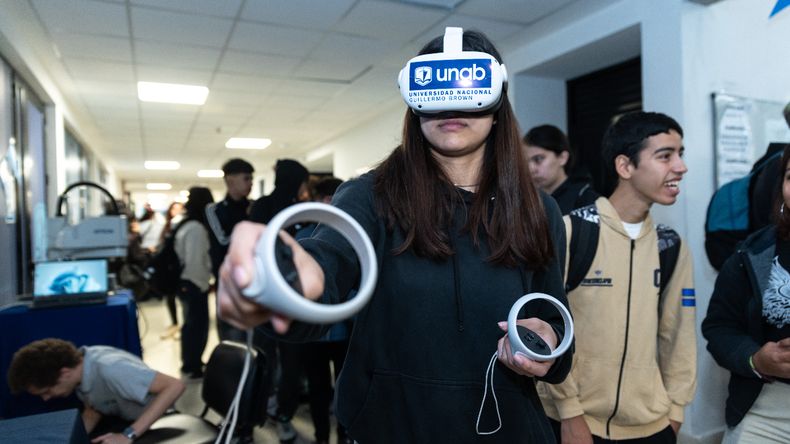 La Universidad Nacional Guillermo Brown presentó su Club de Robótica.