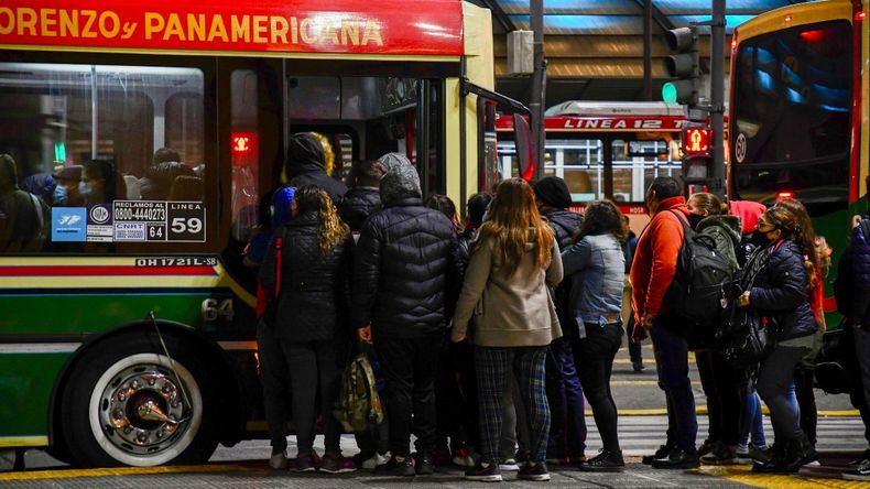 Multas millonarias a empresas de colectivos por la suspensión del servicionocturno