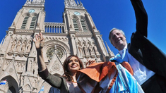 El 25 de mayo de 2010, laentonces presidenta Cristina Fernández de Kirchner y su esposo, Néstor Kirchnerparticiparon del histórico Tedéum del Bicentenario celebrado en la Basílica deLuján.
