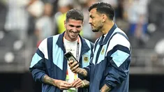 Rodrigo de Paul y Leandro Paredes cumpliendo la cábala de comer caramelos antes de los partidos. Rodrigo de Paul y Leandro Paredes cumpliendo la cábala de comer caramelos antes de los partidos.
