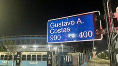 Crisis en Racing: hinchas rebautizaron la calle Diego Milito como Gustavo Costas en señal de respaldo al DT