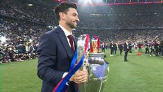 Video: Javier Pastore le entregó el trofeo de la Champions League al PSG. Video: Javier Pastore le entregó el trofeo de la Champions League al PSG.