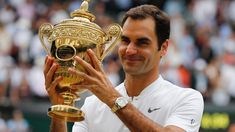 Un clásico: Federer con el trofeo de Wimbledon. Un clásico: Federer con el trofeo de Wimbledon.