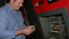 A sus 29 años, su vida cambió por completo y de una forma inesperada. Gracias a un pequeño desperfecto en una sucursal bancaria logró obtener más de un millón de dólares. A sus 29 años, su vida cambió por completo y de una forma inesperada. Gracias a un pequeño desperfecto en una sucursal bancaria logró obtener más de un millón de dólares.