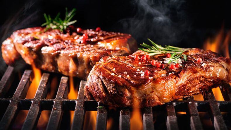 Si bien el asado es probablemente la comida más representativa de la cultura argentina en general, no tiene el mismo peso simbólico en esta efeméride