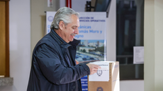 Alberto Fernández votó temprano en la UCA de Puerto Madero.