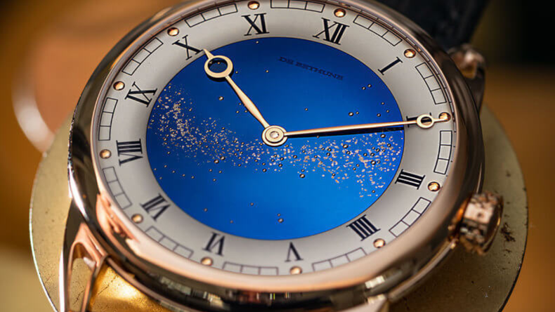 Mark Zuckerberg se aleja de su imagen sobria y se muestra con un reloj De Bethune DB 25 Starry Varius de 90.000 dólares en un reciente evento.