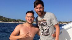 Nadó un kilómetro y arruinó su celular, pero logró sacarse una foto con Lionel Messi Nadó un kilómetro y arruinó su celular, pero logró sacarse una foto con Lionel Messi