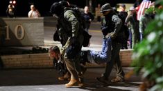 Agentes del ICE se llevaron detenido a una manifestante. Agentes del ICE se llevaron detenido a una manifestante.