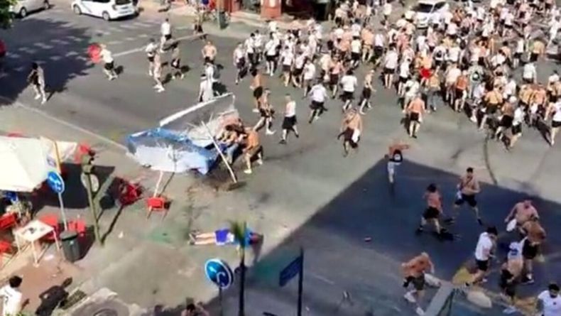 Descontrol en Sevilla entre hinchas de Eintracht y Rangers.