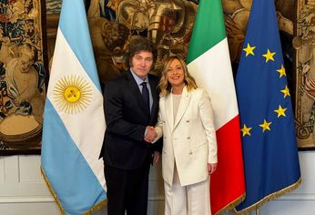Milei junto a Giorgia Meloni.