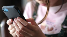 Con este movimiento, Francia se suma a la tendencia global liderada por países como Australia y el Reino Unido. Con este movimiento, Francia se suma a la tendencia global liderada por países como Australia y el Reino Unido.