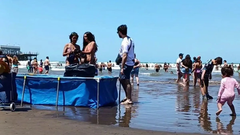 Armaron la pelopincho en la orilla del mar.