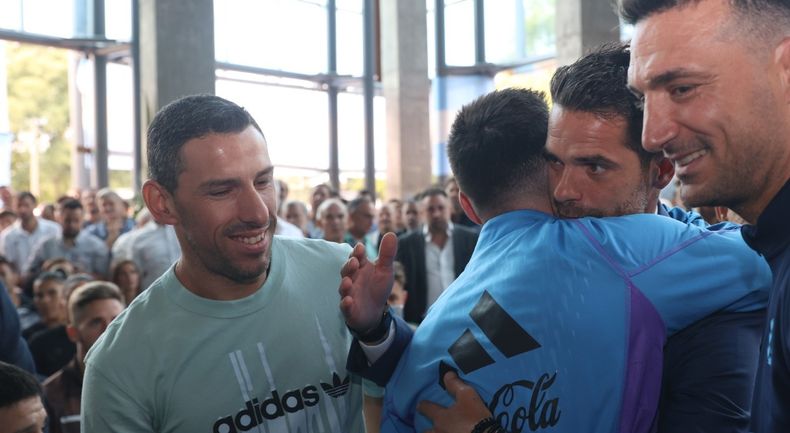 Messi saluda a Gago y Maxi Rodríguez. A su lado