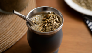 Esta opción, además de brindar un sabor dulce y exótico sin añadir azúcar, aporta beneficios nutricionales que pueden convertir al mate en una bebida todavía más saludable. &nbsp;