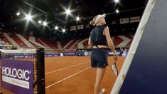 Harriet Dart aprovechó un cambio de lado para pedir que Lois Boisson use desodorante. Harriet Dart aprovechó un cambio de lado para pedir que Lois Boisson use desodorante.