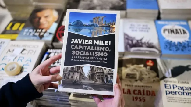 El libro de Milei en el que detectaron el plagio.