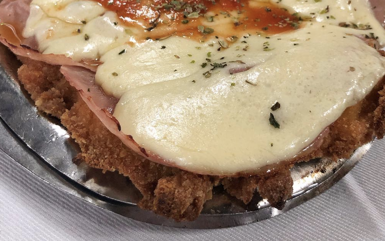 El bodegón de Buenos Aires que sirve un peceto con papas al natural increíble.