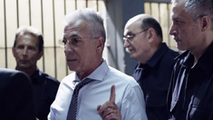 Gerardo Romano es Antín en El Marginal. Gerardo Romano es Antín en El Marginal.