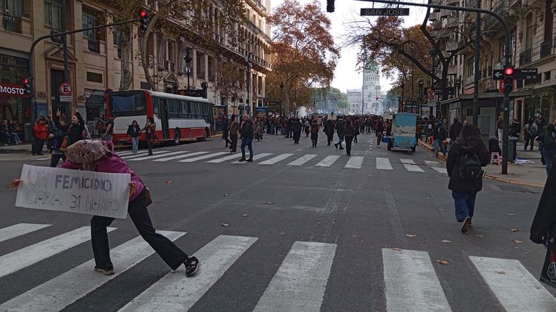 Pilar Danessa en el medio de su performance corporal sobre la Avenida de Mayo.
