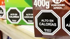El octógono de color negro estará insertado en los productos.