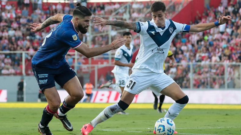 Valentín Gómez, el pibe de Vélez, pelea el balón con Nicolás Orsini, del local. Valentín Gómez, el pibe de Vélez, pelea el balón con Nicolás Orsini, del local.