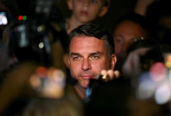 Veriones cruzadas sobre el paradero de Flávio Bolsonaro.