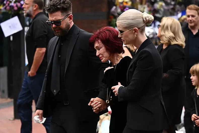 La familia de Ozzy Osbourne particip� de la ceremonia p�blica en Birmingham.