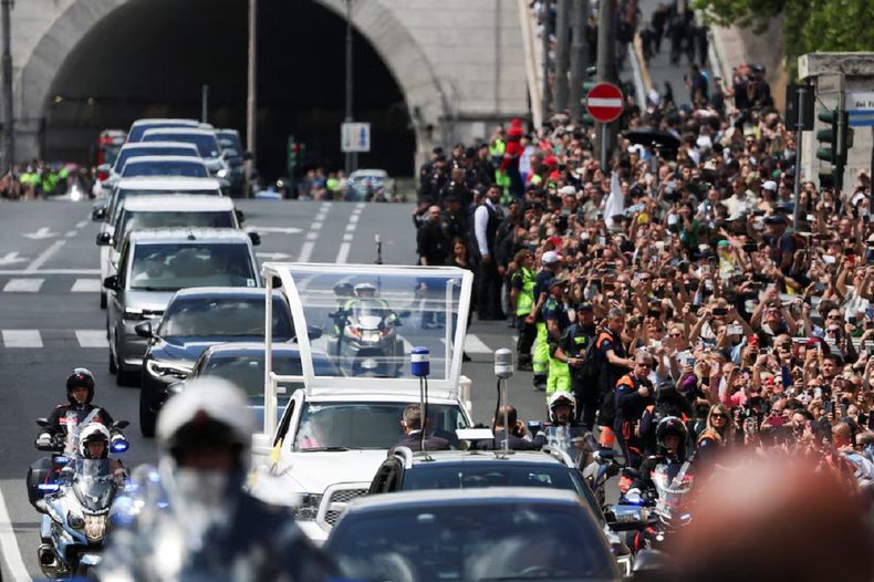 El cuerpo del papa Francisco recorrió 6 kilómetros a través de Roma hasta su lugar de descanso final en la plaza de Santa María la Mayor.