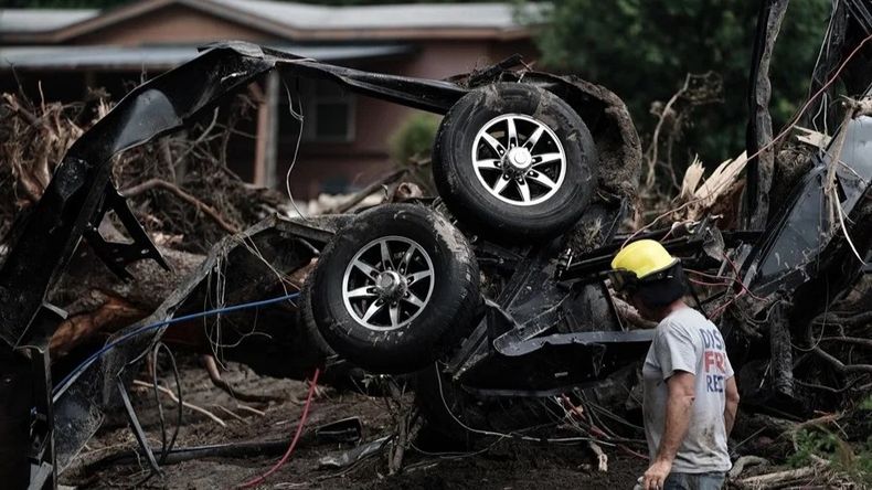 Un socorrista realiza su trabajo entre los escombros tras las inundaciones