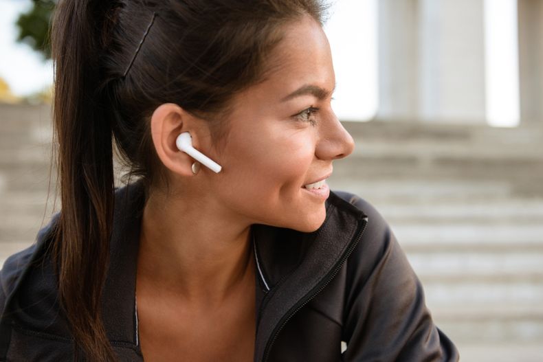 El nuevo dispositivo tiene un tamaño inusual y rompe con el diseño clásico de auriculares.