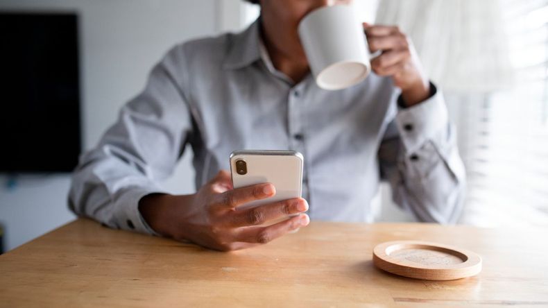 Esta integración transformó la manera en que interactuamos con el mundo, convirtiendo al smartphone en un portal que conecta de forma instantánea con información y ocio.  