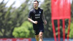 El mediocampista lleva un mes sin jugar. El mediocampista lleva un mes sin jugar.
