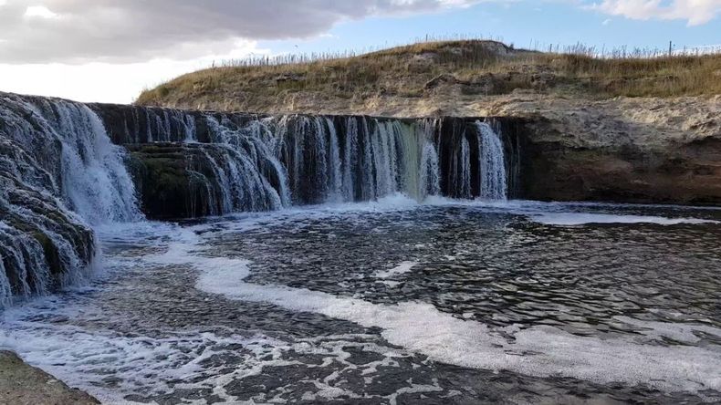 Un lugar mágico donde el agua se precipita en formaciones escalonadas, creando un entorno de paz y armonía ideal para disfrutar del contacto con la naturaleza.  